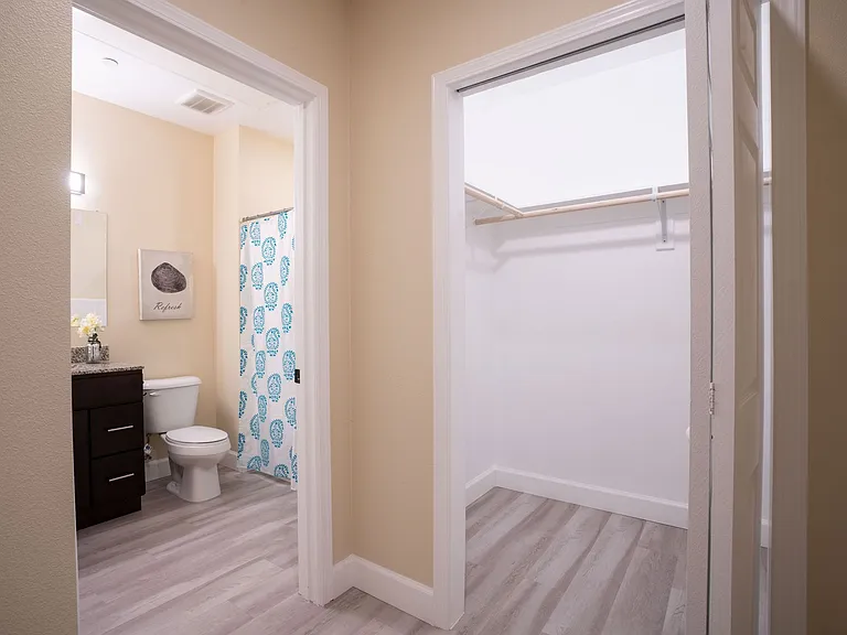 Pacific Heights Apartments — Photo 10