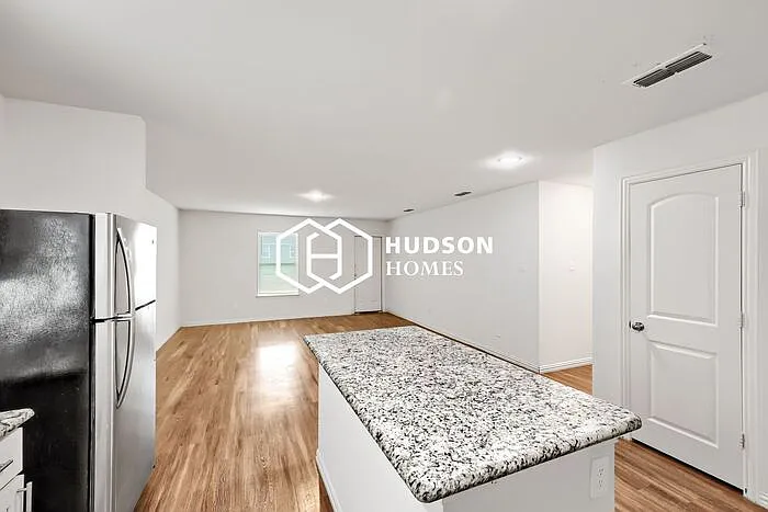 2032 Clay St — Photo 6