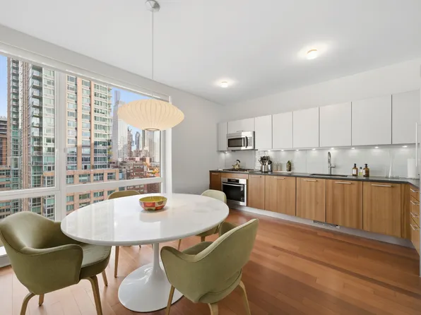 100 Riverside Boulevard image 5 of 11