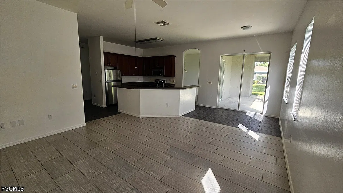 3 bed, 2.0 bath, 2126 sqft, $1,995 — Photo 4