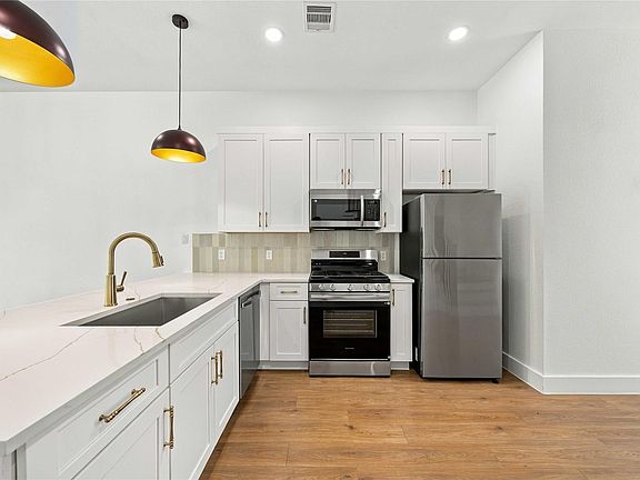 5th image of 2611 Holman St #B