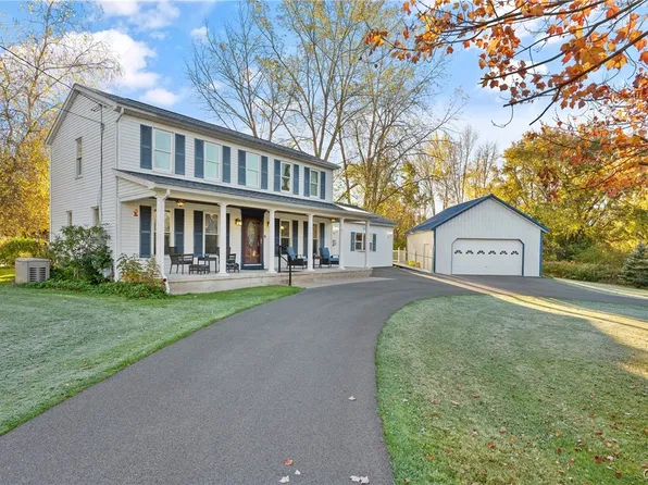34 Twin Orchard Dr, Oswego, NY 13126