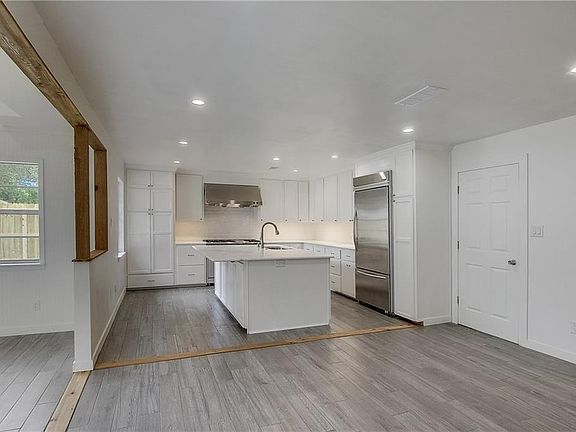 4th image of 907 Charleston Blvd