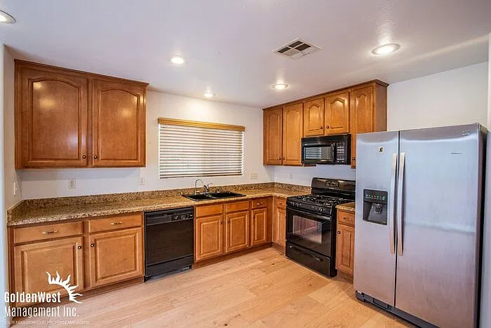 3 bed, 2.5 bath, 2040 sqft, $2,300 — Photo 4