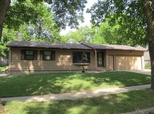 2413 S Mockingbird Cir, Sioux Falls, SD 57103