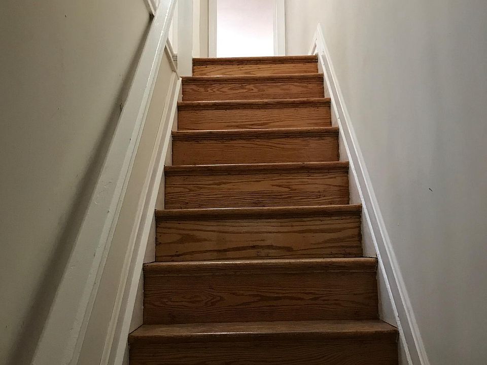 Entry staircase