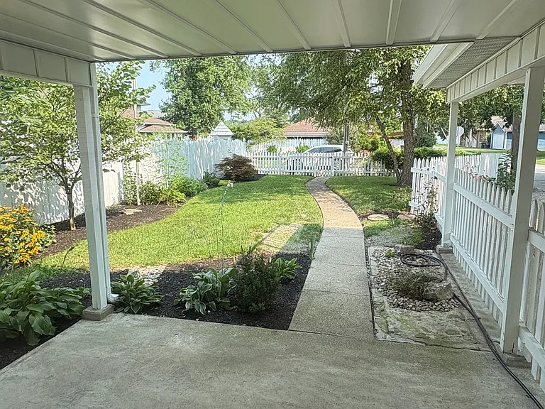 210 E High St — Photo 3