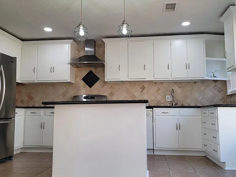 2303 Haldane Dr — Photo 2