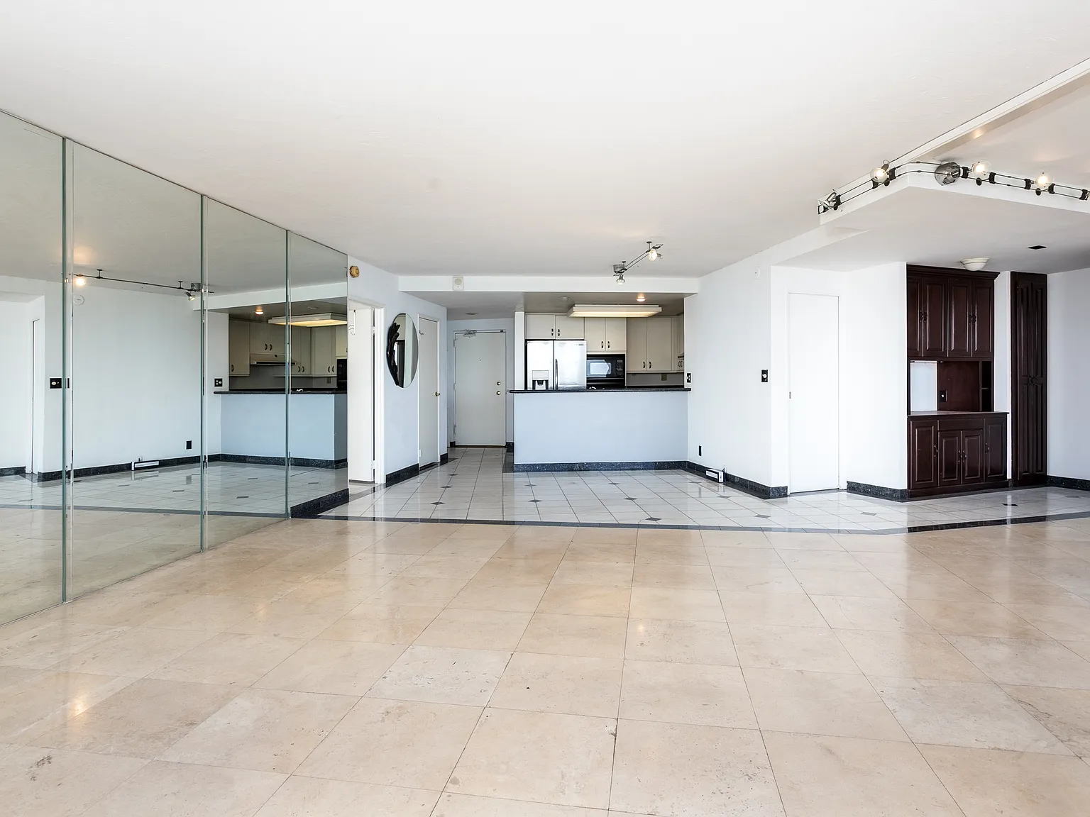 3 bed, 1260 sqft, $4,200 — Photo 2