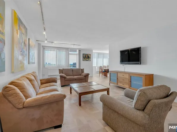 2150 Center Ave APT 10B, Fort Lee, NJ 07024