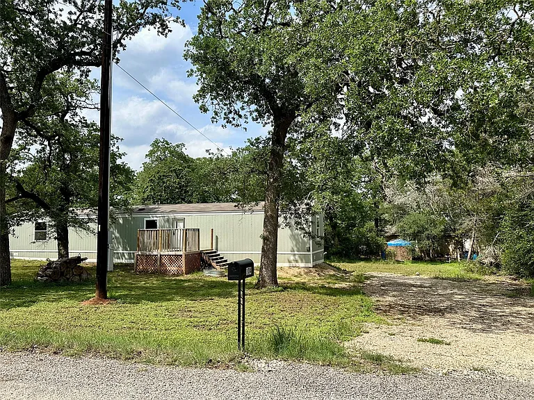 104 Shoshoni Dr — Photo 2
