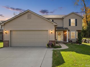7799 Rampart Trl, Waterford, MI 48327