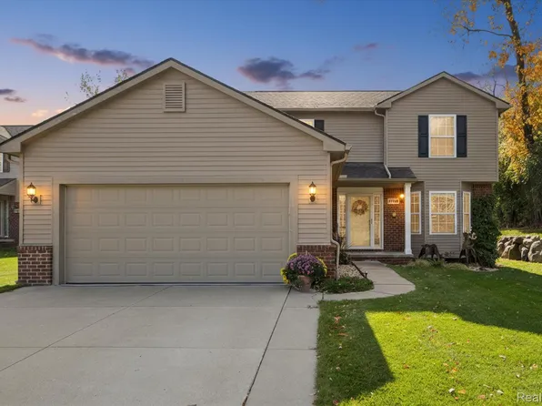 7799 Rampart Trl, Waterford, MI 48327