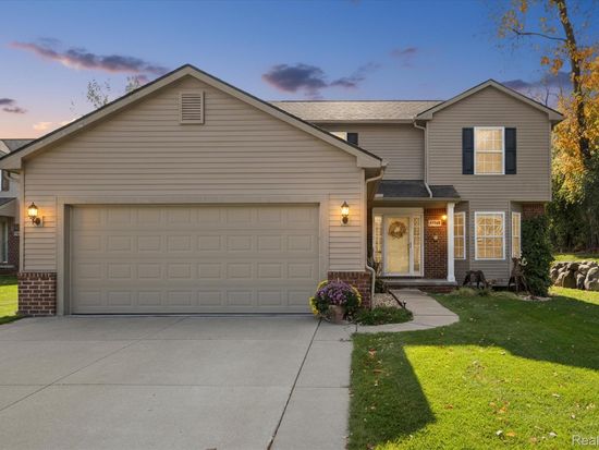 7799 Rampart Trl, Waterford, MI 48327