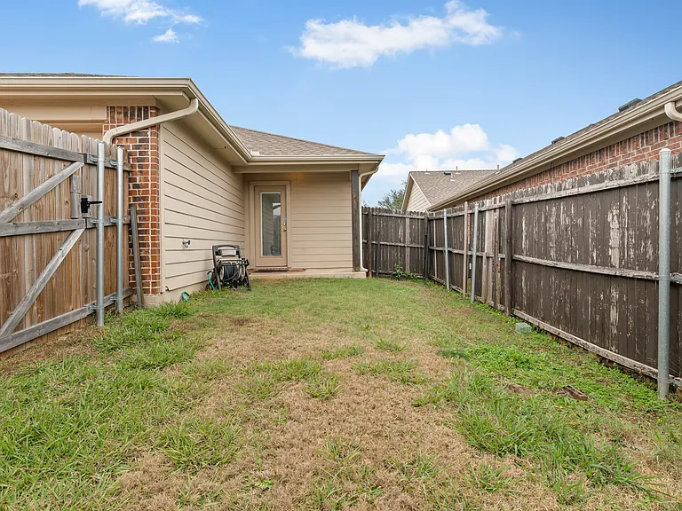 1313 Honeywood Ln — Photo 22