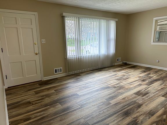 3rd image of 7916 Greenway Dr