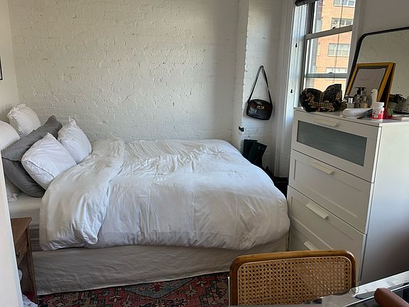 5th image of 200 Waverly Pl APT 22