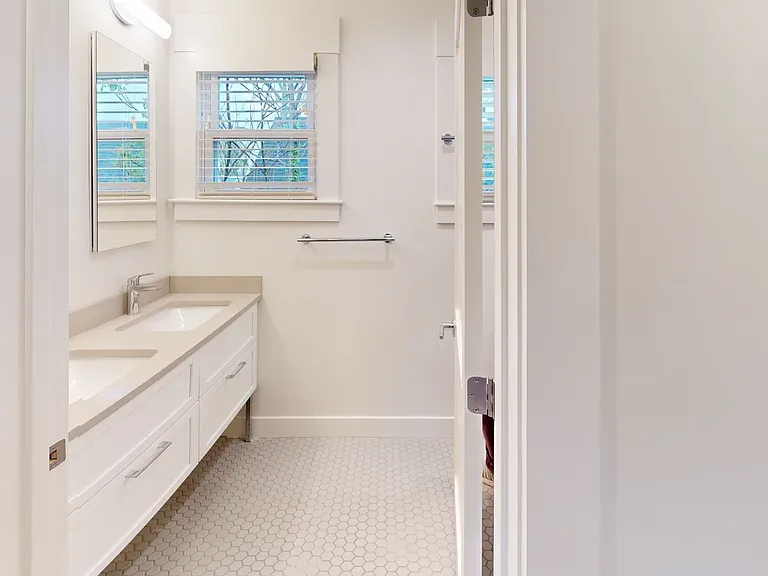 208-210 Banks St #3 — Photo 9