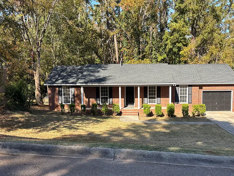 207 Creekview Cir — Photo 1