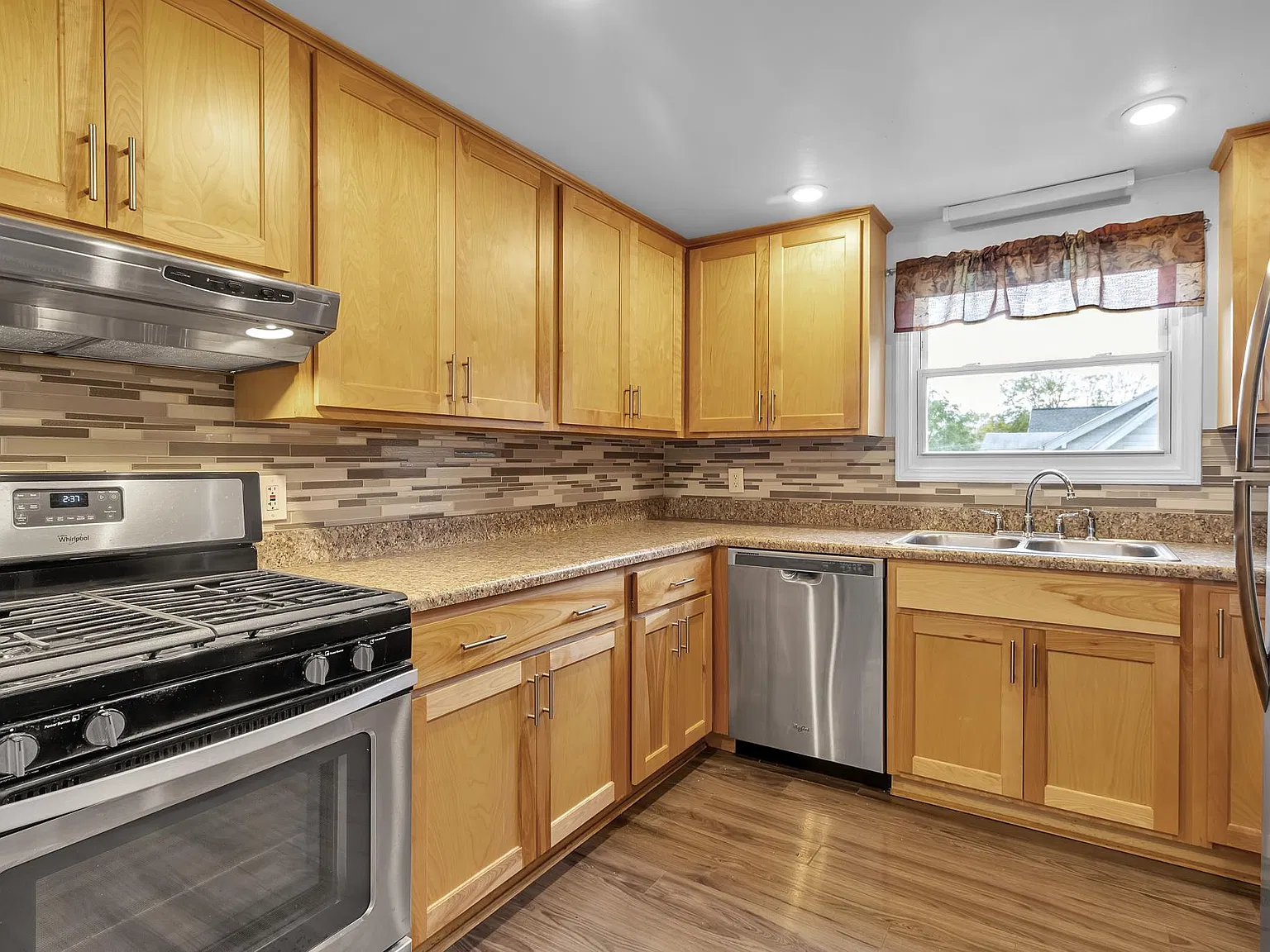 3 bed, 1400 sqft, $1,800 — Photo 1