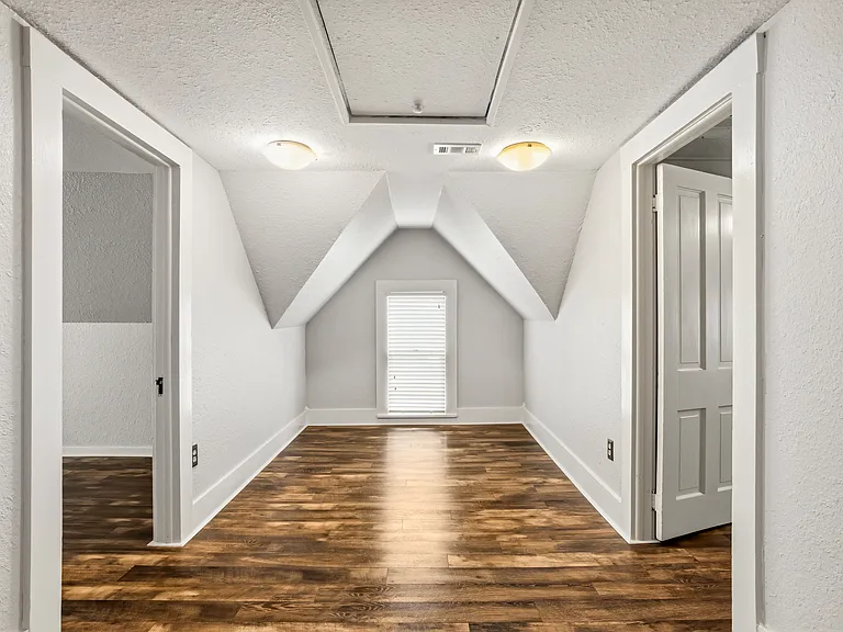 Bonus room in between two secondary bedrooms upstairs