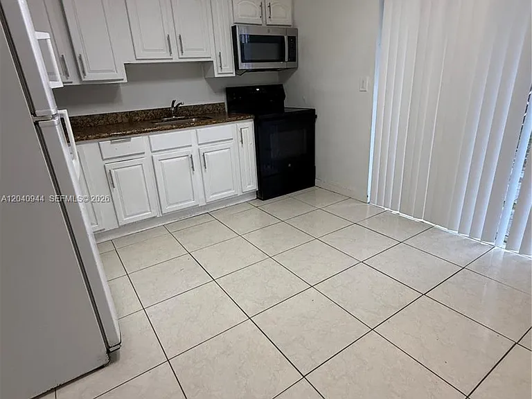 300 SW 9th Ave #A — Photo 6