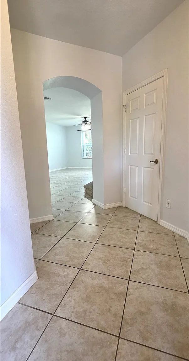 3 bed, 2.5 bath, 1977 sqft, $1,900 — Photo 4