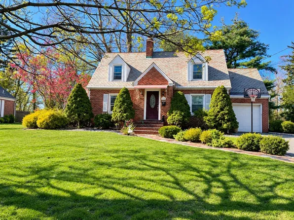 43 Winsor St, Ludlow, MA 01056