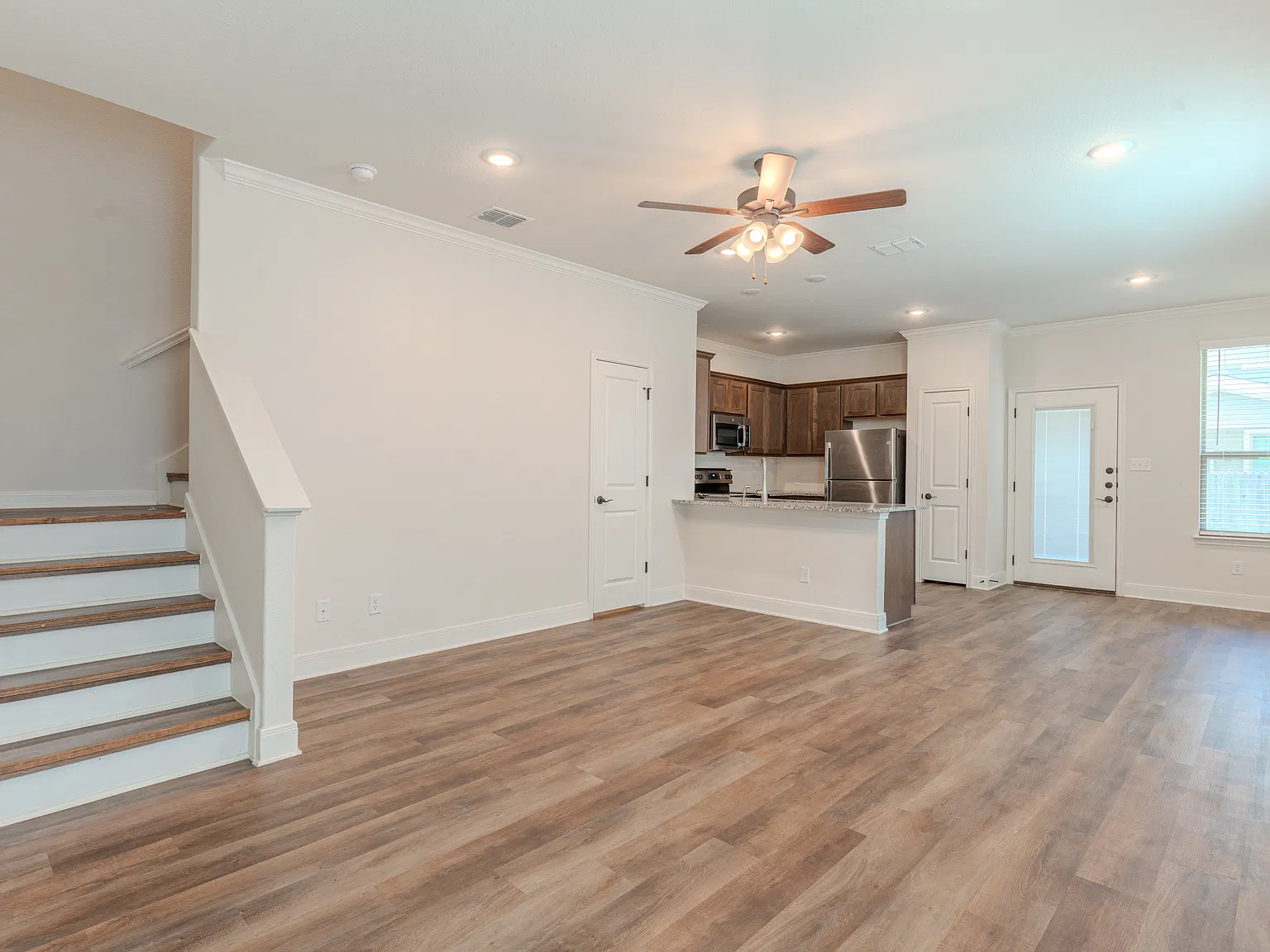 3 bed, 2.5 bath, 1357 sqft, $1,600 — Photo 3