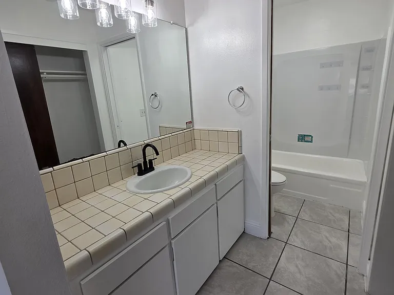 5920 Stockdale Hwy #B — Photo 20