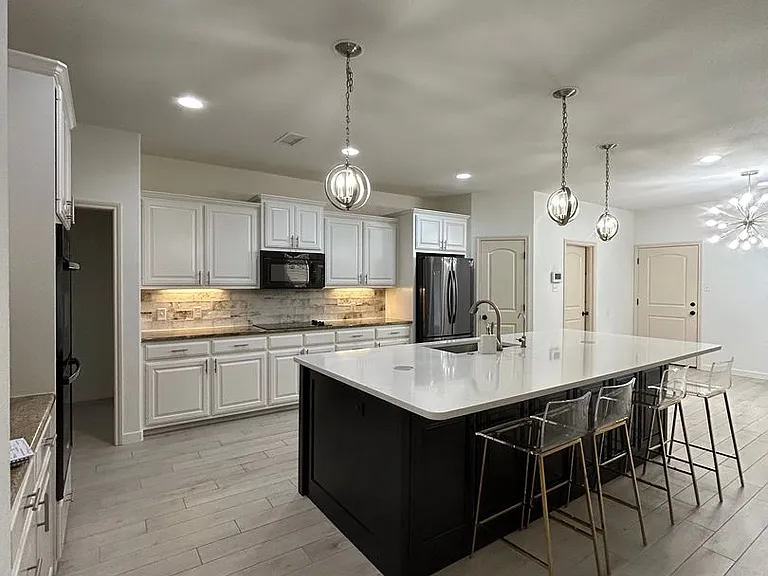 5900 Oak Creek Dr — Photo 4