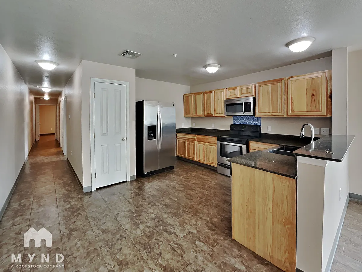 Building Photo - 708 W 6th St #B