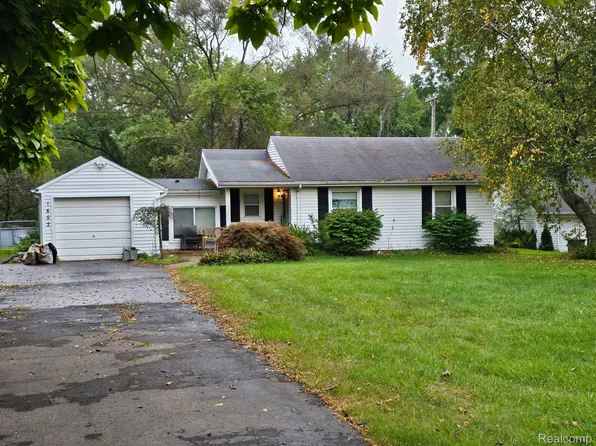 1452 N Pontiac Trl, Walled Lake, MI 48390