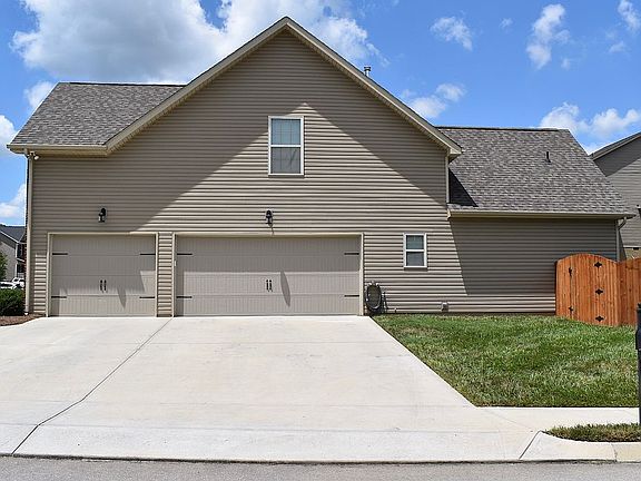 Great garage and driveway!