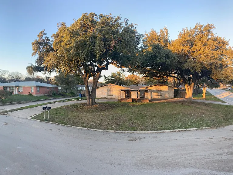 203 Sunnyland Dr — Photo 2