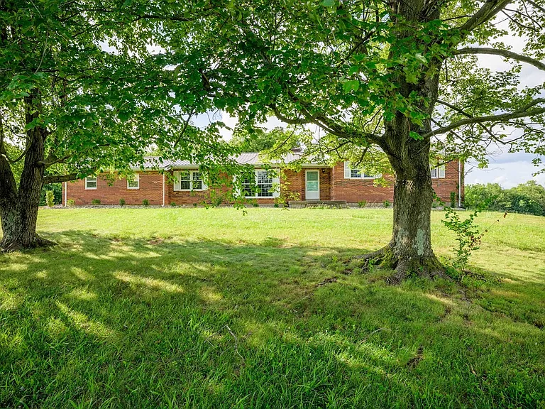237 Stratmoor Dr — Photo 1