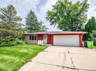 706 Pleasantwood Dr, Kewaskum, WI 53040