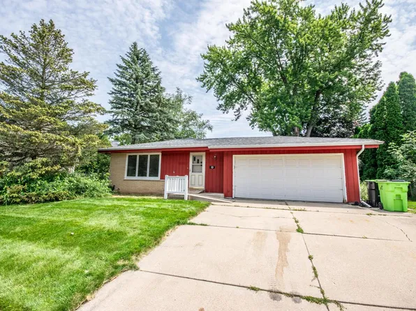 706 Pleasantwood DRIVE, Kewaskum, WI 53040
