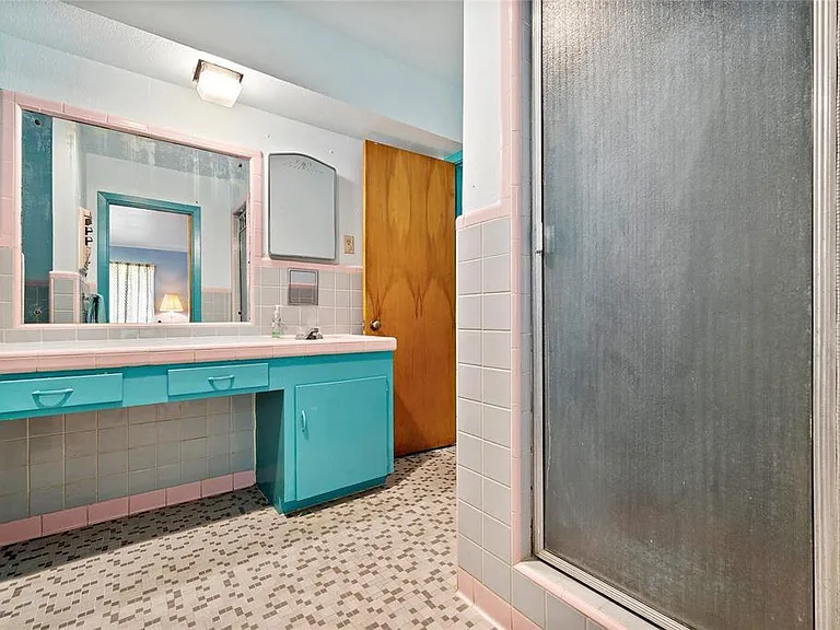 202 Avenue J — Photo 13
