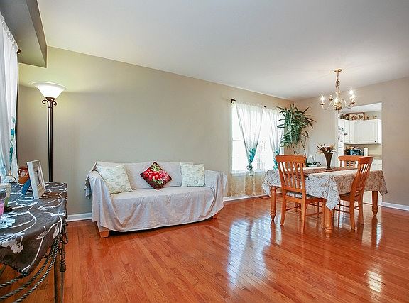 3rd image of 10397 Oxford Dr