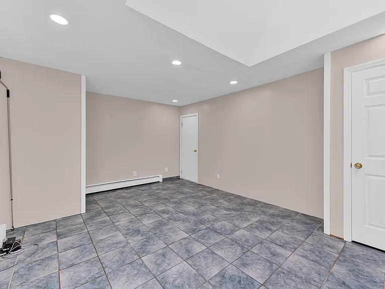 84 White Oak St #2 — Photo 13