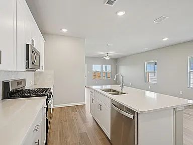 3rd image of 709 Leavenworth Dr