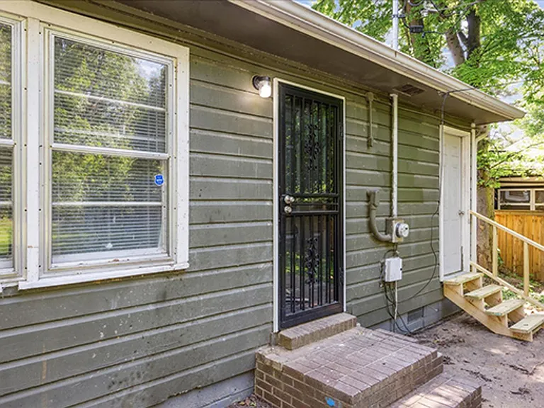 2048 Whitney Ave — Photo 21