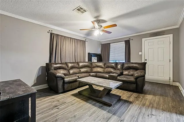 3 bed, 1.0 bath, 1310 sqft, $1,900 — Photo 3