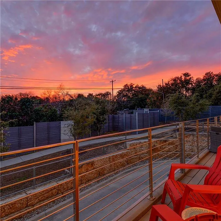 Breathtaking 3bed/2.5Bath Loft near SOCO in Gated Community! — Photo 4