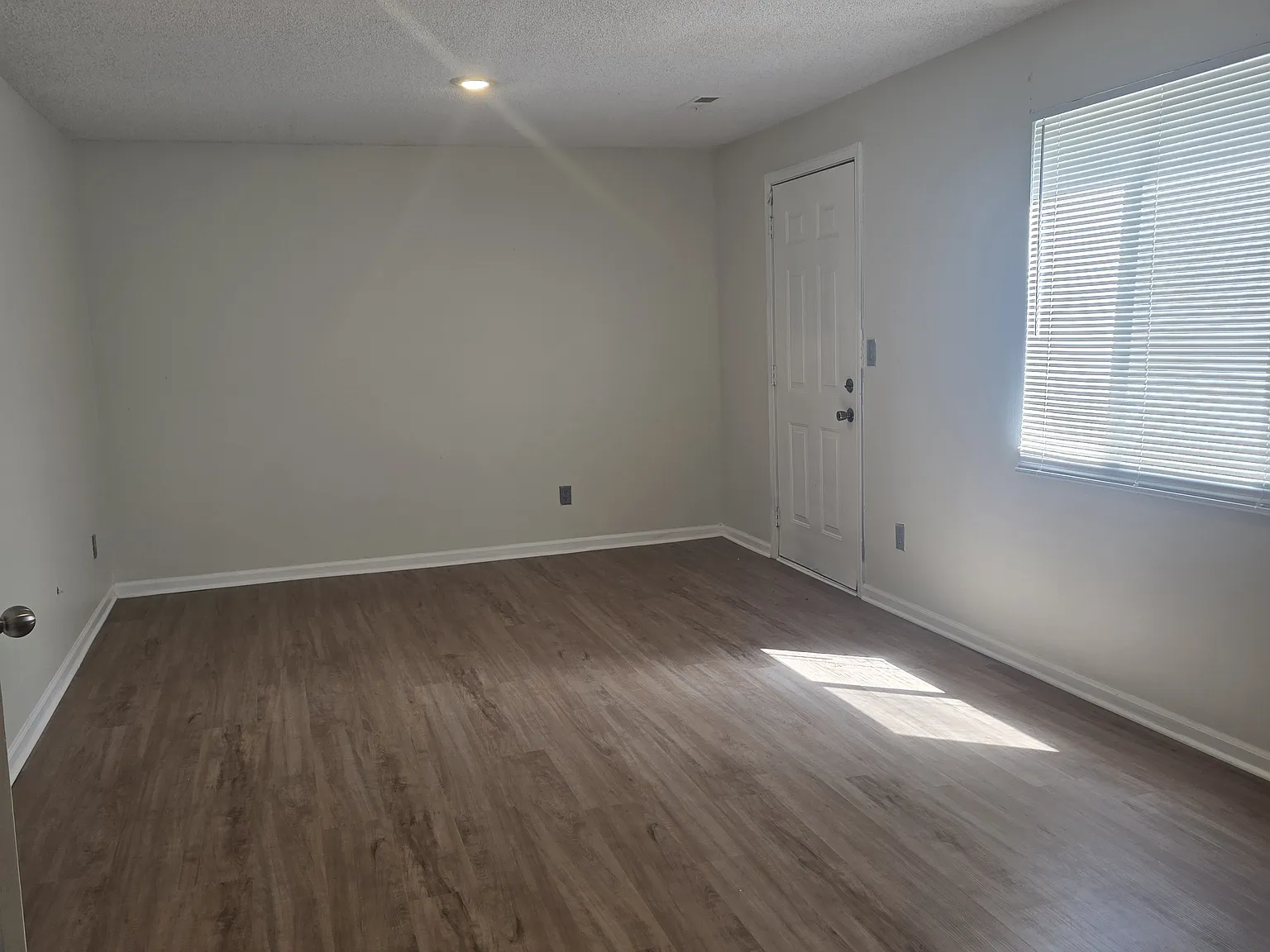 3 bed, 1200 sqft, $1,600 — Photo 4