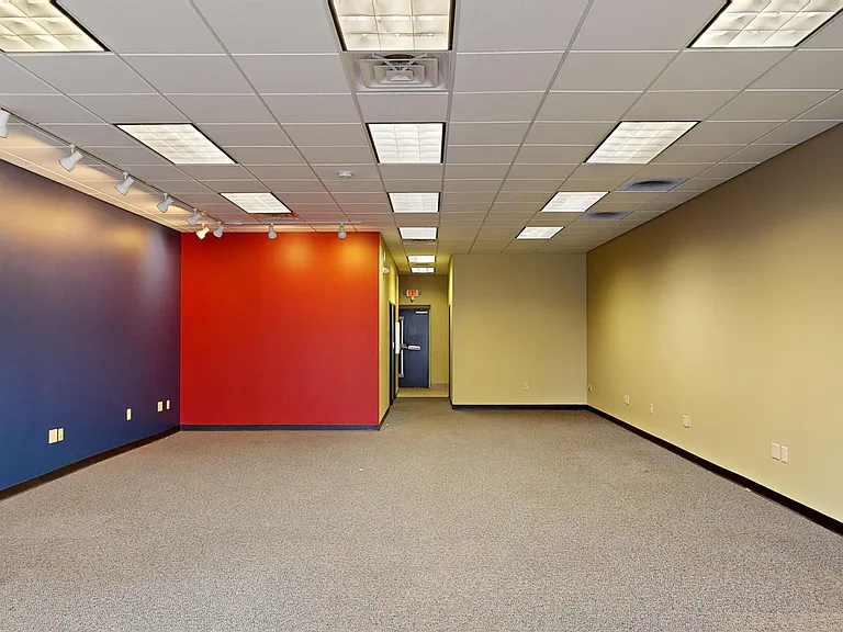 633 W Market St — Photo 11