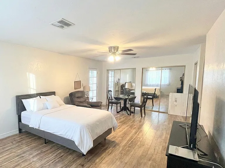 5137 W Christy Dr — Photo 1