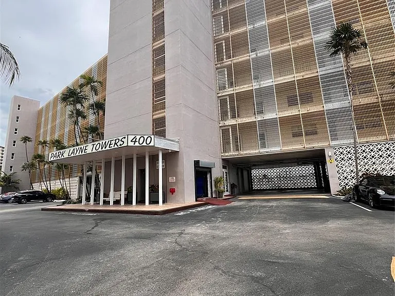 400 Golden Isles Dr #20 — Photo 2