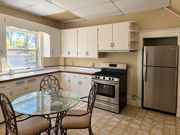 4th image of 205 N Busey Ave #0ead96fec